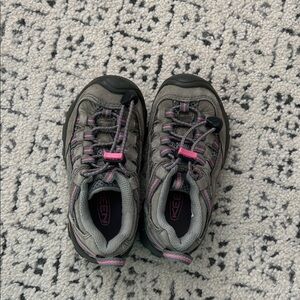 Toddler size 9 hiking shoes